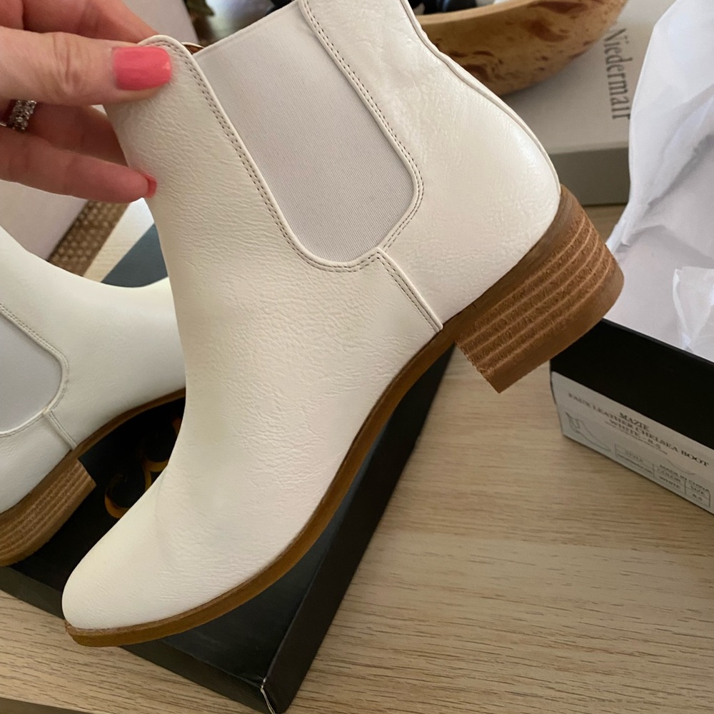BRAND NEW Faux white Leather Chelsea Boots! SZ 8.5 womens